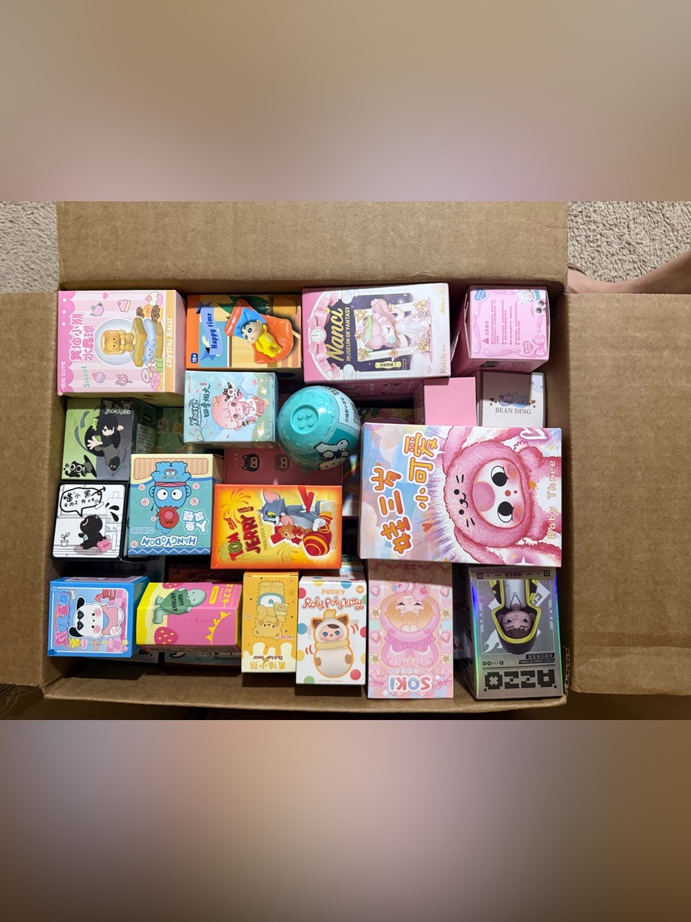 Large box of blind boxes (O)